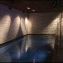 Zwembad van Botticino breuksteen, Bisazza mozaïek en Spaanse zwarte graniet